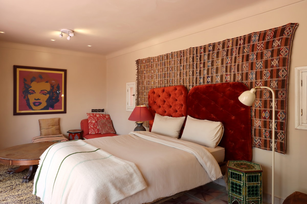 Salon with fireplace beside the courtyard at Riad La Tulipe
