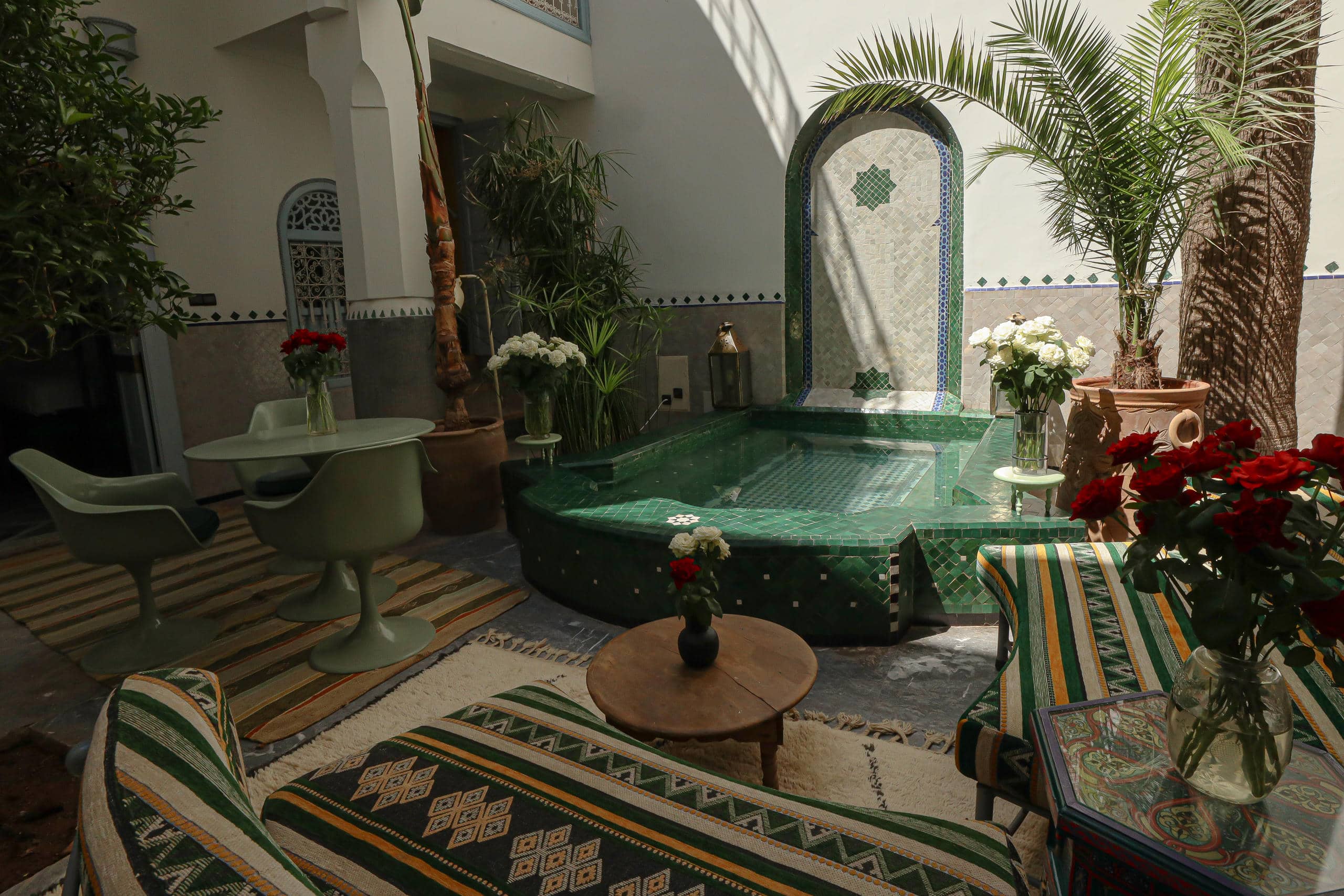 Binnenplaats met fontein en palmbomen — Riad La Tulipe