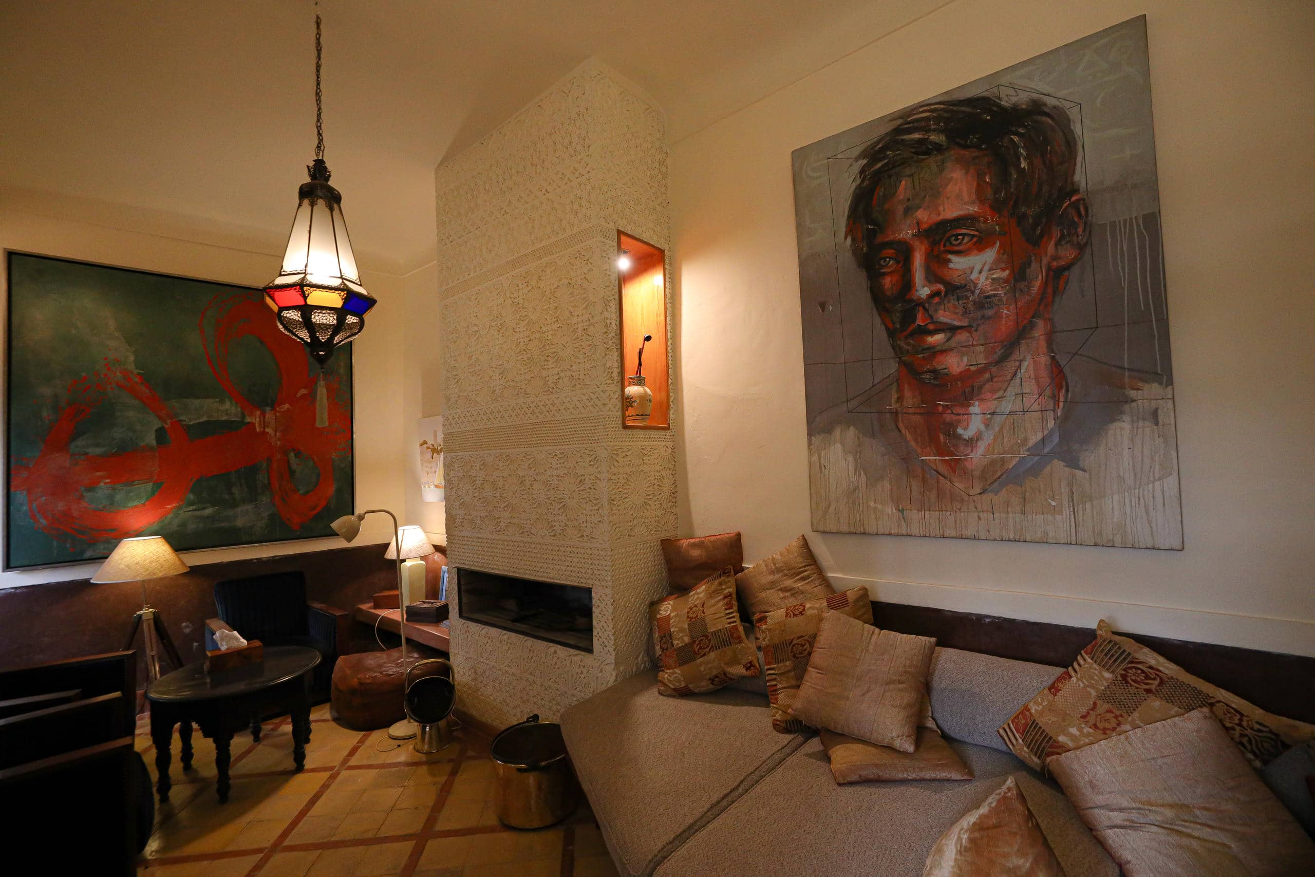 Salon met open haard aan de binnenplaats — Riad La Tulipe