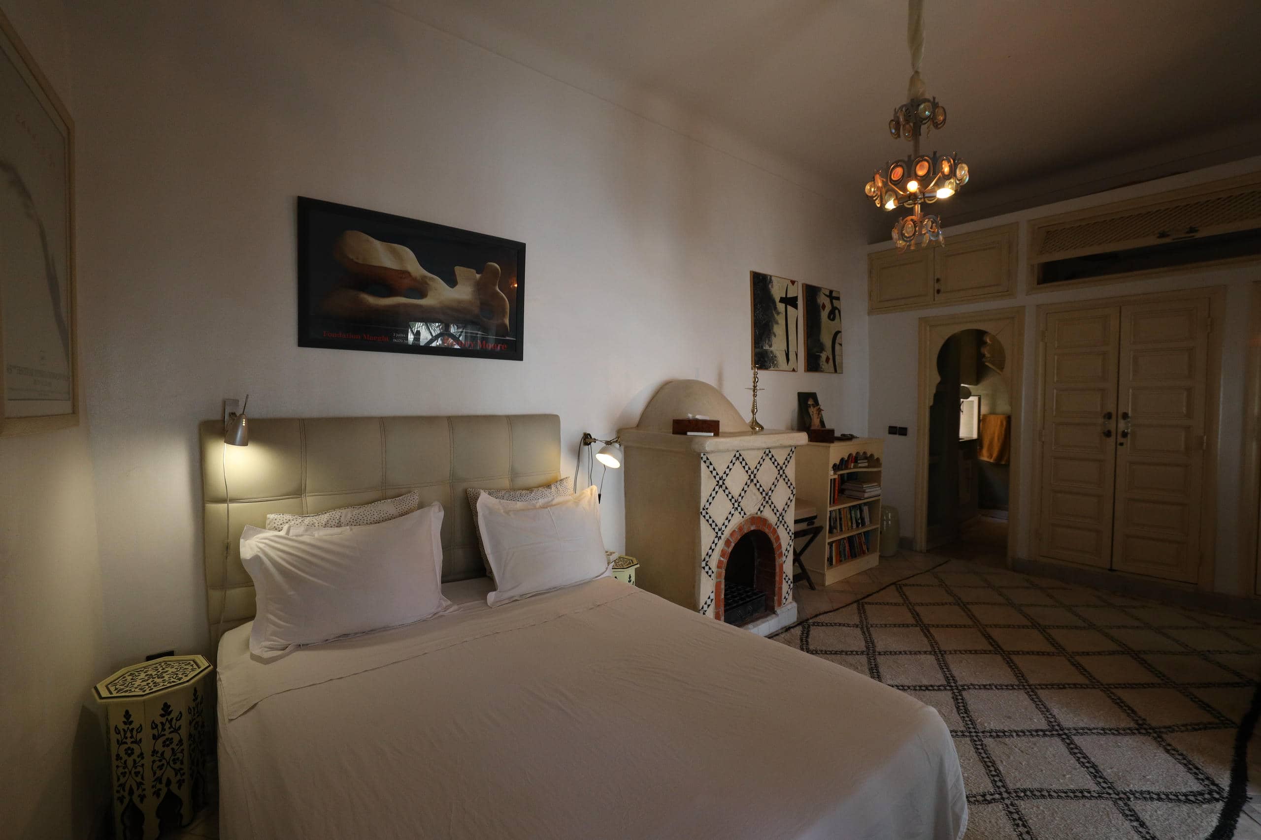 Serene witte slaapkamer — Riad La Tulipe
